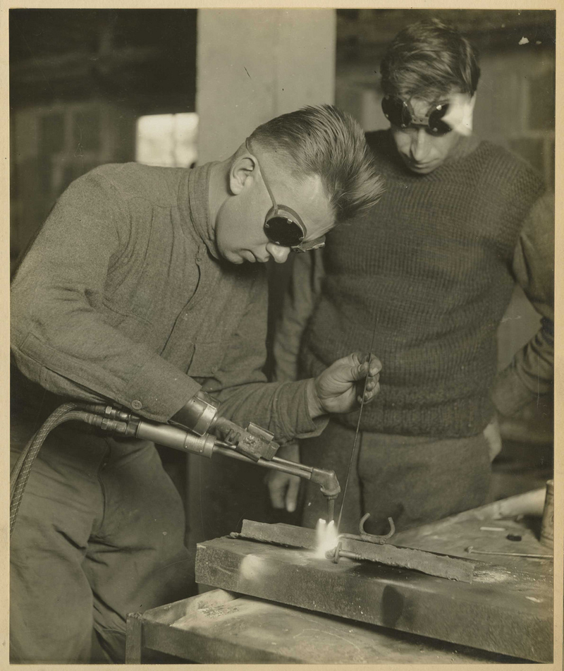 Illustration for article titled Horrifying Vintage Army Medical Photos Make Me Appreciate Modern Medicine Even More